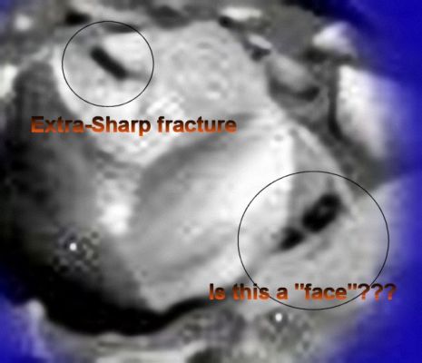 Sharp fracture and something like a "face"... (extra detail mgnf) - Sol 660
Solo da guardare. 
Poi, ovviamente, Vi suggeriamo di porVi qualche domanda...
Parole chiave: Martian Surface - Controversial Frame