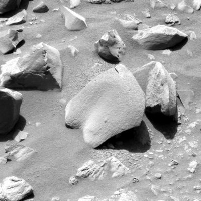 Look at these "rocks"!... (1) - Sol 662
Overground Tunnels, Pseudo Rocks, Anomalous Rocks ed "Ombre Provvidenziali": in tre frames, c'è abbastanza materiale per discutere, speculare e scrivere un libro...

Giudicate Voi stessi!
Parole chiave: Mars rocks, sand and debris - Controversial Image