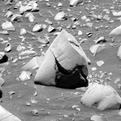 Look at these "rocks"!... (2) - Sol 662
...se questa è una roccia...
Parole chiave: Mars Rocks, Sand and Debris - Very Anomalous Surface Feature