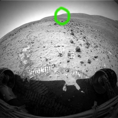 Dark spots in the distance - Sol 667
Cerchiatura Verde: le "macchie scure" che si vedono in lontananza sono dei lontani outcrops? 
Qualunque cosa quelle "macchie" sìano occorre dire che è curioso vedere degli oggetti che si stagliano con una simile chiarezza sull'orizzonte più lontano il quale è prevalentemente (se non esclusivamente) costituito da dettagli confusi e sfuocati.

Da analizzare con attenzione.
Parole chiave: Mars rocks, sand and debris