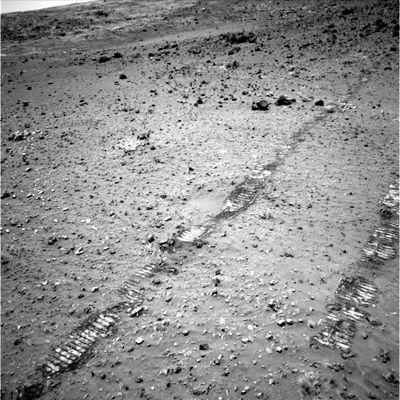Rocky Landscape...and Rover tracks - Sol 667
Frame dalla qualità - semplicemente - orrenda. Non ci credete o non Vi sembra? Allora provate a portare il frame sino a full-size e quindi cercate di mettere a fuoco i dettagli (magari ingrandendo l'immagine): il risultato che otterrete Vi dimostrerà l'esistenza di abrasioni e, comunque, Vi darà modo di valutare bene - ancora una volta - che cosa intendiamo quando parliamo di "frames a pessima definizione".
Parole chiave: Mars Panorama - Rocks, Outcrops and Boulders