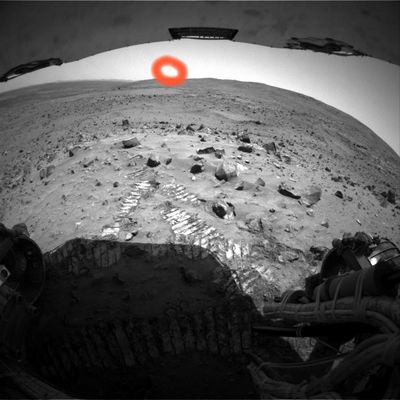 UFO or Martian "bird"? - Sol 667
Cerchiatura Rossa: non abbiamo idea di che cosa sia quell'oggetto scuro e dalla forma sferica che si trova nel Cielo marziano. Ciò che sappiamo (o, se preferite, ciò che riteniamo, dopo aver analizzato il frame in maniera profonda) è che il "puntino scuro" NON sembra essere un photographic artifact.

E se non è un photo-artifact...Che cosa potrà mai essere?!?

Original caption:"Right Rear Haz-Cam Non-linearized Full frame EDR acquired on Sol 667 of Spirit's mission to Gusev Crater at appx. 12:28:46 MLT".
Parole chiave: Mars Panorama - Highly Controversial