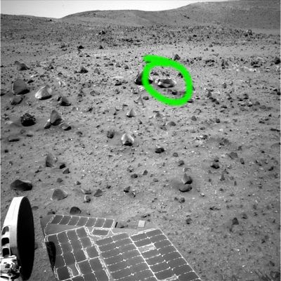 The "Dual Nature" of Martian boulders - Sol 670
Cerchiatura Verde: un macigno di colore chiaro sul quale si vede molto bene una sorta di "coperchio" roccioso di colore scuro. 
Forse è questa la Duplice Natura dei macigni Marziani. O forse si tratta di un'ennesima Singolarità.
O è solo una nuova, sciocca ed irritante, manipolazione?

Giudicate Voi...
Parole chiave: Mars rocks, sand and debris - Controversial Image