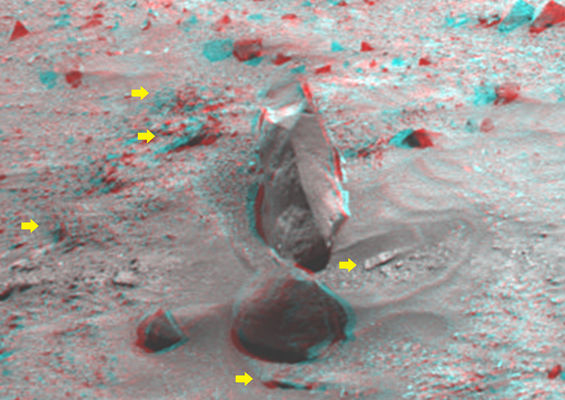 Humphrey strikes back! - Sol 670
Ricordate la (curiosa, a dire poco) "pseudo-roccia" Marziana che la NASA battezzò "Humphrey"? 
Eravamo solo agli inizi delle peregrinazioni del nostro Amico Rover "Spirit" attraverso il "deserto" di Gusev Crater, quando qualcosa colpì non solo le nostre capacità percettive immediate, ma anche la nostra immaginazione. 

Humphrey, una bizzarra pseudo-roccia (e se volete vedere qualcuno dei frames migliori andate ai Soles 53 e seguenti di Spirit - sempre su questa Sezione), sembra essere tornata: la forma del "pietrone" è la stessa, le sue caratteristiche esteriori le medesime ed anche le "alterazioni" - made in NASA sono le medesime. 

Il Dr Feltri ci offre questo 3D che aiuterà anche i più scettici e vedere non solo le similitudini esteriori (e "naturali", riteniamo) di questa struttura superficiale, ma anche quelle "man-made".
Parole chiave: Controversial Mars' Surface Features