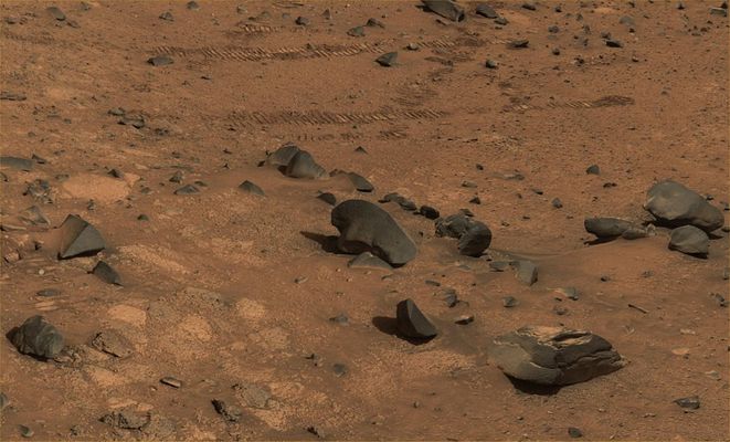 Martian rocks, in approx. true colors (1) - Sol 677
Da apprezzare, in queste ricostruzioni NASA (estrapolate dal Monster Pan che abbiamo frammentato in precedenza), il tentativo di rendere omogenea e coerente - in termini cromatici - la superficie di Marte; poco realistico (anzi: secondo noi per nulla) lo sfondo "color mattone" che rende tutto quello che si vede piuttosto scuro ed inutilmente cupo. Le rocce più grandi appaiono lisce e di un color nerastro abbastanza denso ed uniforme (ad eccezione dell'area in prossimità delle loro basi la quali vengono dipinte con linee e riflessi color arancio-mattone, ancora una volta). Pessime, come sempre, le "giunzioni" - le quali tradiscono anche l'eliminazione di alcuni dettagli (casualità o premeditazione? Questa è la domanda...).
Parole chiave: Mars rocks, sand and debris