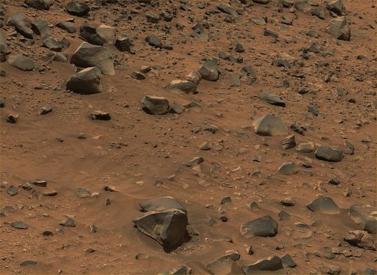 Martian rocks, in approx. true colors (2) - Sol 677
Per gli Appassionati: se osservate attentamente queste immagini, non farete fatica a trovare alcune delle pseudo-rocce che abbiamo già visto e commentato in passato, ma viste da un angolo visuale diverso (il quale ci aiuta a capire che le pseudo-rocce erano/sono REALMENTE delle pseudo-rocce).
Parole chiave: Mars rocks, sand and debris