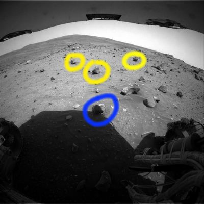 Stones, from the Front Haz-Cam (2) - Sol 680
Cerchiature Gialle: rocce con "buco" (un buco perfetto quello della roccia posta in posizione centrale) o, come nel caso della terza da Sx, con frattura orizzontale (ma perch� la maggior parte delle rocce di Marte sono fratturate o bucate?!?)

Cerchiatura Blu: qualcosa � appoggiato sulla roccia pi� vicina al Rover?
Parole chiave: Mars rocks, sand and debris - Controversial Image