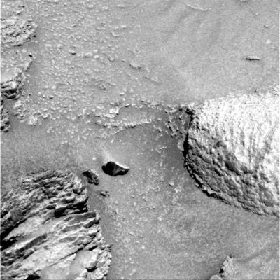 Detail of rock and mud - Sol 686
Un'immagine ridondante ed insignificante? Diremmo proprio di no. 
La tessitura del suolo Marziano nella Regione di Gusev Crater viene ripresa in dettaglio ravvicinato - e con abbondanza di particolari e definizione eccellente - non molto spesso. 
In questo caso, post effettuazione di una sommaria analisi del frame, possiamo dire due semplici cose:

1) non sembra esistere (e comunque non è riscontrabile dall'immagine) la presenza di depositi di polveri sugli interstizi delle rocce inquadrate le quali, al contrario, appaiono piuttosto - diremmo decisamente! - pulite;

2) le rocce in questione non paiono essere state "affondate e/o sepolte" in sabbia e polveri quanto, piuttosto, danno l'impressione di essere rimaste - come dire? - "intrappolate" in una sorta di spessa e densa fanghiglia la quale le ha prima - abbondantemente, ma non totalmente - ricoperte e poi si è solidificata (ghiacciandosi?) intorno ad esse.
Parole chiave: Mars rocks, sand and debris