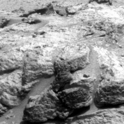 Rocks (1) - Sol 688
Piramidali, coniche, piatte e tonde; sempre inusuali e a volte - come ora - sfuocate; possono essere ignee o sedimentarie, fratturate o compatte, piene...oppure cave.

Sono le rocce di Marte: forse, ad oggi (a nostro parere), il mistero più grande (e meno preso in considerazione) del Pianeta Rosso.
Parole chiave: Mars rocks, sand and debris