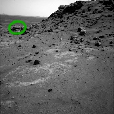 Hanging in the "air" - Sol 690
A noi piace andare a cercare "il pelo nell'uovo": i Ricercatori esistono proprio per questo. Ma, scherzi e battute a parte, a noi farebbe molto più piacere capire come fa la roccia cerchiata in verde a...restare in equilibrio!

Ma su che cosa poggia?!? E se poggia su qualcosa...come è appoggiata?
Parole chiave: Controversial Mars' Surface Feature