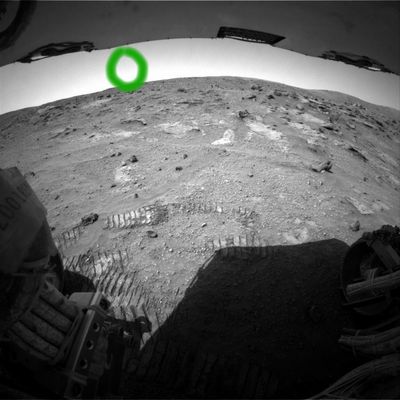 Martian "bird" (or UFO) on sight! (1) - Sol 690
Questo è un caso più unico che raro e quindi abbiamo ritenuto opportuno evidenziare l'Anomalìa in maniera netta ed esplicita: nella cerchiatura verde, infatti, si può vedere - secondo noi piuttosto bene - un minuscolo oggetto scuro che appare sia in questo frame, sia nel successivo (così formando uno stereo-pair unico nel suo genere). 
Mentre opererete le Vostre valutazioni, ricordate che le due immagini sono state ottenute solo teoricamente nello stesso istante (in realtà esiste uno scarto di circa 1/4 di secondo) e che, a quanto ne sappiamo, questa è la prima volta che una possibile Anomalìa del Cielo di Marte appare in due "scatti" consecutivi, mutando la propria posizione, ma non le caratteristiche apparenti.
Escludendo - come ipotesi di partenza - che si tratti di un photoartifact (a noi, questa volta, pare proprio di no), che cosa potrebbe mai essere?!?

Original caption:"Left Rear Haz-Cam Non-linearized Full frame EDR acquired on Sol 690 of Spirit's mission to Gusev Crater at approx. 13:32:05 MLT".
Parole chiave: Highly controversial frame