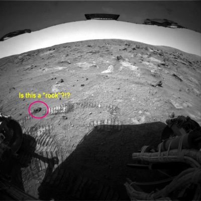 Extremely unusual "Pseudo-Rock" (context image) - Sol 690
Una interessante (ed inseplicabile, al momento) segnalazione dell'ottimo Dr Barca ci porta a "guardare da vicino" quel piccolo oggetto cerchiato in fucsia. 
E' una roccia? 

Cari Amici, se vogliamo (e dobbiamo) rimanere rigorosamente pragmatici, la risposta non può che essere: si, è una roccia. Una roccia stranissima (sembra più uno straccio o, comunque, un qualcosa di "morbido"), ma pur sempre una roccia.

Se invece vogliamo dare ascolto alle "sensazioni", allora - anche a costo di dire una sciocchezza - possiamo dubitare della natura rocciosa del dettaglio.

Decidete Voi!...
Parole chiave: Martian rocks, sand and debris - Controversial