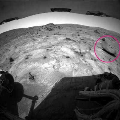 Martian "Equilibrium"... - Sol 693
Ancora una segnalazione del Dr Barca per una (nuova, l'ennesima!...) "Martian Oddity": guardate la roccia (!) cerchiata in giallo e poi pensate ai diversi concetti di equilibrio di cui avevamo parlato qualche tempo fa.

Ma come si fa a NON notare (e qui parliamo sempre dei "Fenomeni" della NASA - ma non solo...) a notare delle simili bizzarrie?!? E, soprattutto, come si fa a NON spenderci sopra nemmeno una riga di commento?!? Insomma, delle due l'una: o 1) questo frame, assieme ad altri 10000 è falso (come dice il Dr Feltri), ed allora la NASA - che lo sa benissimo - non perde tempo a discutere di falsi (fatti da essa stessa), o 2) questo frame è genuino e chi ha il compito di analizzare le immagini ha una vista davvero pessima oppure - più probabilmente - vede come vediamo noi, ma non è autorizzato a commentare.

E Voi? Voi che ne dite?
Parole chiave: Martian Surface - Extremely Controversial Feature