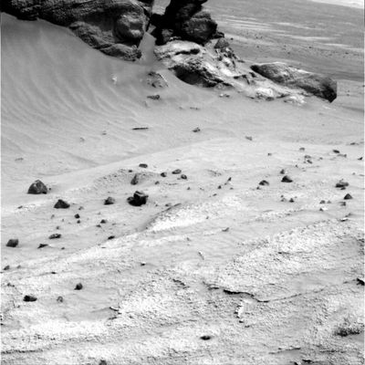 Spectacular Outcrop! (7) - Sol 694
Original caption:"Right Pan-Cam Non-linearized Full frame EDR acquired on Sol 694 of Spirit's mission to Gusev Crater at approx. 13:33:52 MLT.
Camera commanded to use Filter 2 (754 nm)".

Una piccola (e stupida, probabilmente) curiosità: il seriale NASA ufficiale per questa immagine come per le precedenti Pan-Cam ed alcune NavCam contiene, all'interno del suo dettato, la parola FAKE.
Per es.: il seriale di questo frame è "P187981103EFFAKE1P2421R2M1".

FAKE, come forse Voi tutti già sapete, significa "falso", "imitazione" e/o "inganno". Semplice scherzo dei seriali alfanumerici sequenziali o un nuovo messaggio verso l'esterno?

Voi sapete che cosa noi pensiamo di un numero impressionante di frames MER Spirit ed Opportunity e quindi, se questo fosse realmente una sorta di messaggio "in codice" (!), si tratterebbe davvero di un messaggio illuminante.
Ma forse stiamo solo fantasticando (come abbiamo già fatto, in passato, tante altre volte).

Decidete Voi, dunque...
Parole chiave: Martian Boulders and Outcrops