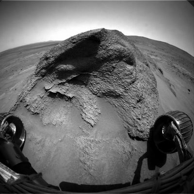 Sleeping "Bear"... - Sol 697
Una splendida immagine ottenuta intorno alle 13:00 MLT: un gruppo di macigni (che vedremo in dettaglio e più dai vicino nei frames successivi)  si stagliano contro il Cielo del Pianeta Rosso. 
Frame vero, falso o ritoccato?
Limitiamoci a dire "frame bellissimo", almeno per questa volta...

Original caption"Right Front Haz-Cam Non-linearized Full frame EDR acquired on Sol 697 of Spirit's mission to Gusev Crater at approximately 12:48:51 MLT".
Parole chiave: Postcards from the Moon - Outcrops near Husband Hill
