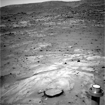 Signs of a recent "geologic" event? - Sol 697
Original caption:"Right Nav-Cam Non-linearized Full frame EDR acquired on Sol 697 of Spirit's mission to Gusev Crater at approximately 12:51:03 MLT".

Nota: il rilievo posto sul margine inferiore del frame, sebbene la qualità di questa immagine sia scarsa (così come sovente accade quando vengono inquadrati rilievi curiosi), sembra denunciare (anche ad occhi disattenti) la propria recentissima origine. Attenzione: ci siamo accorti che il Rover è passato sopra questo blocco di pietra (le tracce delle sue ruote si vedono davvero distintamente), ma questo non inficia la nostra impressione iniziale, e cioè che siamo in presenza di una configurazione del suolo la cui origine non può risalire - per quello che si vede (e ci riferiamo - inter alia - all'evidentissimo crack che caratterizza il margine della roccia più prossimo all'Osservatore e posto sulla Dx del medesimo) - alla cosiddetta "Alba dei Tempi".
Parole chiave: Unusual surface feature - Gusev Area