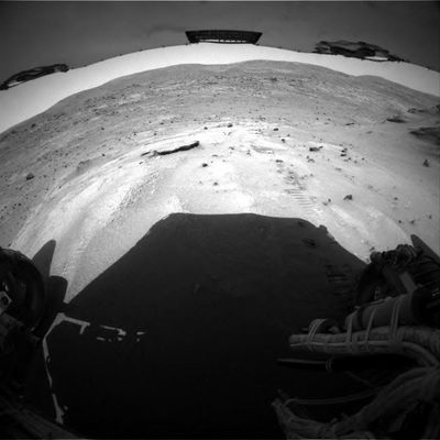 What's under the "flat stone"? - Sol 697
Original caption:"Right Rear Haz-Cam Non-linearized Full frame EDR acquired on Sol 697 of Spirit's mission to Gusev Crater at approximately 12:48:16 MLT".
Parole chiave: Mars Rocks, Sand and Debris - Very Anomalous Surface Feature