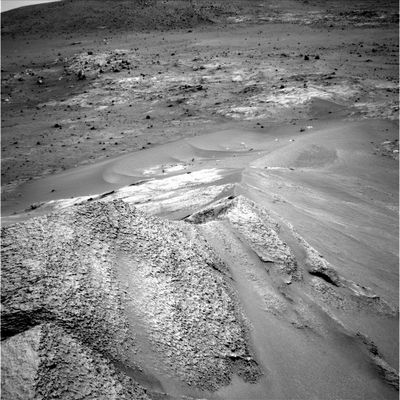 On the way to El Dorado (1) - Sol 700
Dopo dieci giorni di "silenzio" e di caos sul Sito "NASA-MER Mission to Mars", sono arrivate alcune centinaia di nuove immagini da Gusev Crater e noi ne abbiamo selezionate alcune che, a nostro parere, uniscono il meglio ed il peggio di questi due anni di frames Marziani.
Abbiamo outcrops e rocce dalle forme bizzarre, dune sinuose, paesaggi che ci fanno pensare ad aree desertiche terrestri (alle volte) o a mondi alieni (altre volte). Qualche frame esteticamente molto bello e realistico, qualche altro brutto e (apparentemente) falso, o comunque in qualche modo alterato digitalmente.
Insomma: abbiamo Marte, davanti a noi, con tanti elementi - da un lato - che ci aiutano a "farci un'idea" di come questo Mondo possa essere nella sua realtà e con tanti altri dettagli - dall'altro lato - che, quell'idea che ci siamo costruiti un poco alla volta, con fatica e con sacrificio, la modificano, la confondono e, alla fine, la spazzano via.

Buona passeggiata!
Parole chiave: Martian Outcrops - Gusev Crater Area - Near Husband Hill