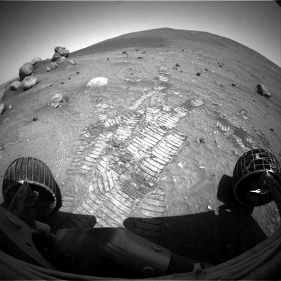 Rear-View (and strange-looking outcrop) - Sol 713
nessun commento
Parole chiave: Mars Rocks, Sand and Debris - Anomalous Surface Feature