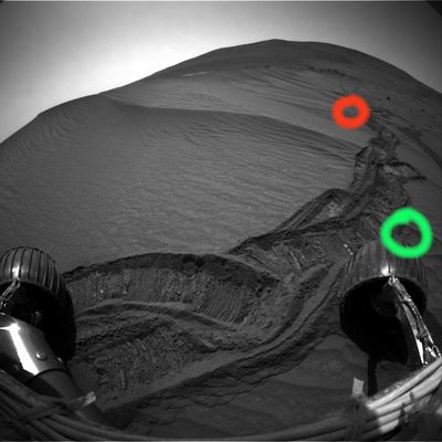 Deep tracks and strange features - Sol 713
Cerchiatura Rossa: il puntino luminoso è un ciottolo luccicante (non è un photoartifact); accanto ad esso una possibile alterazione digitale - non necessariamente attuata con intenti capziosi - del frame;

Cerchiatura Verde: accanto ai solchi provocati dalle ruote di Spirit, si può vedere una fenditura ad arco sulla sabbia che presenta caratteristiche assolutamente incongruenti rispetto alla generale morfologia del luogo e che non crediamo sia stata provocata dal passaggio del Rover, nè dall'uso di alcuna delle sue dotazioni scientifiche. Pertanto, si potrebbe trattare:

1) di una configurazione superficiale anomala oppure 
2) di un photoartifact (ipotesi poco credibile) oppure 
3) di un "cedimento" delle sabbie (compatte) latistanti alla porzione di superficie interessata dal passaggio del Rover oppure
4) di una manipolazione del frame effettuata "alla fonte" e per motivi ignoti.
Parole chiave: Controversial frame - possible Anomaly