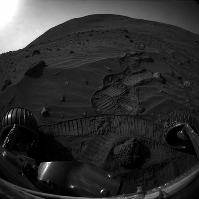 Bright Sun, Dark Panorama (1) - Sol 714
Original caption:"Left Front Haz-Cam Non-linearized Full frame EDR acquired on Sol 714 of Spirit's mission to Gusev Crater at approximately 15:32:23 MLT".
Parole chiave: Postcards from Mars