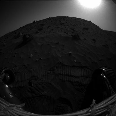 Bright Sun, Dark Panorama (2) - Sol 714
Original caption:"Right Front Haz-Cam Non-linearized Full frame EDR acquired on Sol 714 of Spirit's mission to Gusev Crater at approximately 15:41:56 MLT".
Parole chiave: Postcards from Mars