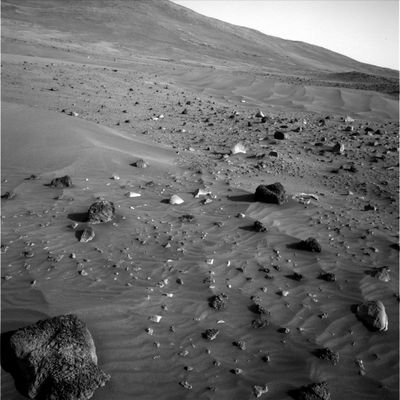 Panorama (1) - Sol 714
Una sequenza fatta di 6 frames (3 PanCam e 3 NavCam) che mostrano la quiete di questo angolo di Gusev Crater, alle pendici di Husband Hill, la cui natura evidenzia un grande equilibrio di forme e di spazi, con un'area sabbiosa, ondulata e costellata di rocce di varie dimensioni; un leggero pendìo, completamente ricoperto di detriti e con qualche macigno e, più lontani, dei modesti rilievi che ci ricordano i "mounds" che vennero incontrati sulla Luna, molti anni orsono, dall'equipaggio dell'Apollo 12.

Tutto sommato, una serie di "Cartoline da Marte" molto belle e capaci di confermarci quanto abbiamo visto in questi due anni di esplorazione (a proposito: svariate rocce appaiono ricoperte di "fori", ed anche questa è ormai una cosa normale, anche se nessuno riesce a capire quale sia stata - o quale è - la causa di questa curiosa e ricorrente caratteristica).
Parole chiave: Mars Panorama - Rocks, Outcrops, Boulders and Dunes
