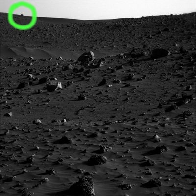 Panorama (5) - Sol 714
Cerchiatura Verde: si tratta di quello che chiamiamo "macigno vedetta", e cioè un macigno isolato e che - ovviamente dall'angolo visuale del Rover - giace proprio sul filo dell'orizzonte.
Questa è solo una curiosità e, sottolineandola, non intendiamo implicare l'esistenza di alcun tipo di Anomalìa o di Singolarità Superficiale.
Parole chiave: Mars Panorama - Rocks, Outcrops, Boulders and Dunes