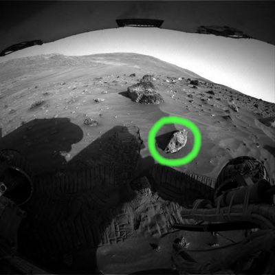 Front-View - Sol 714
Cerchiatura Verde: roccia "bucherellata" (è strana, ma non è proprio una novità...).
Parole chiave: Mars Rocks, Sand and Debris - Anomalous Surface Feature