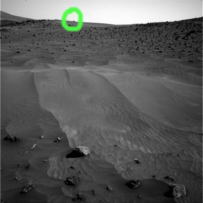 Lookout Boulder - Sol 716
Cerchiatura Verde: ancora il macigno-vedetta di cui Vi abbiamo già detto in precedenza. 
Nulla di particolare o di realmente anomalo, in realtà: il Lookout Boulder è solo il risultato di un gioco di prospettive createsi, in sostanza, a causa della posizione (angolo visuale) della NavCam rispetto all'orizzonte.
Parole chiave: Mars rocks, sand and debris