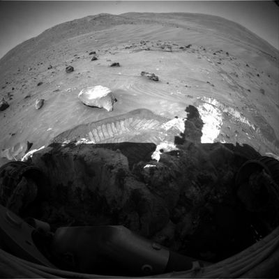 Front-view, with trench - Sol 726
Caption originale:"Left Front Haz-Cam Non-linearized Full frame EDR acquired on Sol 726 of Spirit's mission to Gusev Crater at approximately 12:46:13 MLT".
Parole chiave: Mars rocks, sand and debris