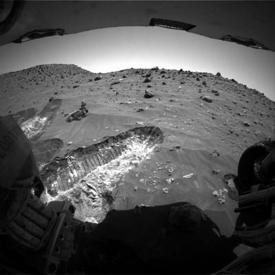 Rear-view, with trench (2) - Sol 726
Caption originale:"Left Rear Haz-Cam Non-linearized Full frame EDR acquired on Sol 726 of Spirit's mission to Gusev Crater at approximately 12:45:23 MLT".
Parole chiave: Mars rocks, sand and debris