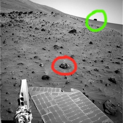 Mars "vegetation"? (1) - Sol 728
Cerchiatura Verde: lo avevamo definito un "macigno vedetta". In realtà, come potrete verificare anche Voi attraverso i due frames che seguono, potremmo essere davanti ad una notevolissima Anomalìa di Superficie.
Non si tratta, infatti, di un semplice macigno, bensì di una formazione (si può dire di apparente natura rocciosa, ma non ci sentiremmo di giurarci sopra...) che presenta tutte le caratteristiche esteriori delle madrepore o dei coralli. 
Qualche Collaboratore di Lun-Ex.It dice che si potrebbe trattare di una sorta di "albero fossilizzato". Noi crediamo, in piena onestà, che dovete guardare Voi stessi...

Cerchiatura Rossa: una frattura dai bordi irregolari taglia la piccola pseudo-roccia che si trova a pochissimi metri da Spirit. Una frattura, come potete vedere Voi stessi, tanto anomala, quanto innaturale. 
Così innaturale da farci domandare se, per caso, non siamo davanti ad una nuova manipolazione digitale (ovviamente fatta male).
Parole chiave: Mars Rocks, Sand and Debris - Extremely Anomalous Surface Feature