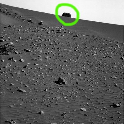 Mars "vegetation"? (2) - Sol 728
Dopo il primo frame NavCam, passiamo ora a due frames PanCam consecutivi i quali ci fanno vedere - con estrema chiarezza - la particolare tessitura del rilievo in esame.
Da questa distanza (che stimiamo approssimarsi sui 45/50 metri dal MER Spirit) l'oggetto può effettivamente sembrare una sorta di cespuglio - osservate il margine superiore Sx in particolare) oppure, come dicevamo, un grosso frammento di un qualcosa che ricorda molto il corallo terrestre.
La natura di questo rilievo non è ovviamente determinabile dalla sola analisi delle immagini, ma l'idea che ci troviamo davanti a qualcosa - forse - di davvero straordinario non ci sembra poi tanto peregrina...

Original caption:"Left PanCam Non-linearized Full frame EDR acquired on Sol 728 of Spirit's mission to Gusev Crater at approximately 14:24:06 MLT.
Camera commanded to use Filter 7 (432 nm)". 
Parole chiave: Mars Rocks, Sand and Debris - Extremely Anomalous Surface Feature