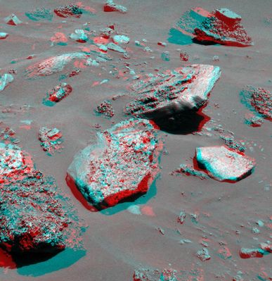 Martian "Corals" (3D) - Sol 731
Adesso ci sentiamo davvero onorati: è la seconda volta in soli tre giorni che la NASA "segue" le nostre "imbeccate" e si concentra su alcuni rilievi che Lunar Explorer aveva già evidenziato...
Scherziamo naturalmente, ma la coincidenza è talmente sorprendente e sfacciata che un pensierino serio al fatto che qualcuno, da Pasadena, ci stia leggendo...lo stiamo facendo!

Comunque sia: quelli che avevamo battezzato come "Coralli Marziani" la NASA dice che sono pietre laviche. Va bene: noi non abbiamo nè la cultura nè i mezzi (oltre che la credibilità) della NASA e quindi non ci sentiamo di aprire un contenzioso che non ci porterebbe da nessuna parte. Lava dicono e lava sia ma...una domandina: Gusev Crater è un bacino da impatto (come la NASA stessa sostiene) o un antico vulcano spento? E se fosse un bacino da impatto, dov'è allora il vulcano che avrebbe eruttato tutta questa lava?

Una domandina semplice-semplice: noi vogliamo credere alla NASA, ma la NASA - dato che noi non abbiamo la "Scienza" che hanno loro - deve anche aiutarci a capire e non può limitarsi a dire (come faceva qualche Professore all'Università) "...è così perchè lo dico io e basta!...".

Giusto?!?
Parole chiave: Mars Rocks, Sand and Debris - Anomalous Surface Feature - 3D