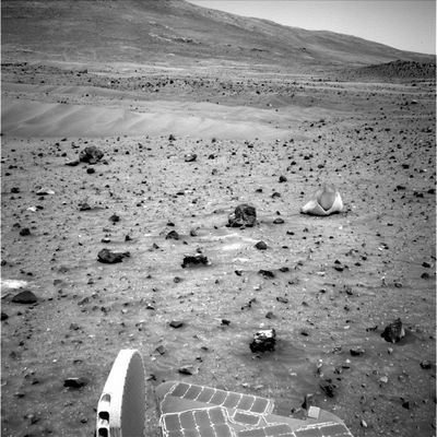 Two-toned rock - Sol 732
Questa volta quello che è successo ha davvero dell'incredibile: solo ieri scrivevamo di questa incredibile pseudo-roccia bi-colore (o, se volete, dalla duplice Natura), la quale potrebbe costituire un'autentica Anomalìa di Superficie ed oggi - wow! - la rubrica "NASA - Picture of the Day" dedica a questo rilievo una eccellente attenzione. In tutta onestà noi non crediamo di aver "stimolato" la NASA a scrivere qualcosa, anche se ci farebbe piacere pensarlo seriamente. In tutta onestà noi desideriamo solo ringraziare coloro che collaborano con Lunar Explorer Italia, dedicandole migliaia di ore l'anno e, a quanto pare, identificando - qualche volta - dei "frammenti" di realtà (?) meritevoli di attenzione e di studio.

Original caption:"How did this unusual Martian rock form? The atypical two-toned rock, visible in the lower right of the above image, was photographed a few days ago by the Spirit Rover (...). For now, the environmental processes that created the rock remain a matter of speculation. Finding Finding unusual rocks is not unusual for Spirit or its twin rover Opportunity, however. Over the past two years, for example, the rovers have unexpectedly discovered very small gray pebbles dubbed blueberries, and a rock out in the middle of nowhere now thought to be a meteorite. Having investigated alien terrain and having found clear evidence that part of Mars had a wet past, the Earth-launched Martian rovers are now entering their third spectacular year exploring the red planet".
Parole chiave: Mars Rocks, Sand and Debris - Anomalous Surface Feature