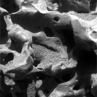 Details of "Bubble Rock" (2) - Sol 736
Caption originale:"Microscopic Imager Non-linearized Full frame EDR acquired on Sol 736 of Spirit's mission to Gusev Crater at approximately 11:45:00 MLT. Microscopic Imager dust cover commanded to be OPEN".
Parole chiave: Microscopic Imager (MI) - Controversial Frame