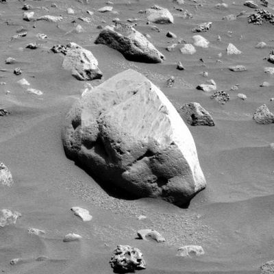 Mr Boulder - Sol 736
Caption originale:"Left Pan-Cam Non-linearized Sub-frame EDR acquired on Sol 736 of Spirit's mission to Gusev Crater at approximately 12:36:31 MLT. Camera commanded to use Filter 7 (432 nm)".
Parole chiave: Mars rocks, sand and debris