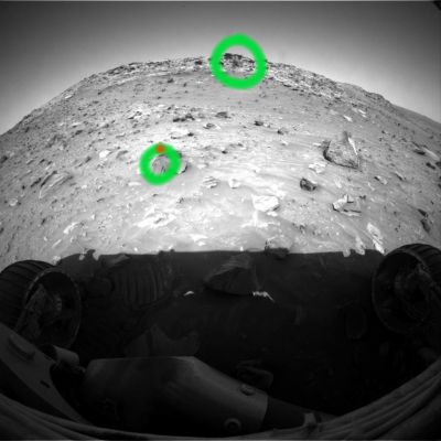 A new "needle" of rock and a strange "triangle" - Sol 744
Cerchiatura Verde: uno spuntone di roccia che ricorda tanto un rilievo che incontrammo, qualche mese fa, sulla via del Summit di Husband Hill e che battezzammo "needle of rock" (ago di roccia);

Cerchiatura Verde con punto Rosso: c'è forse una sorta di "disegno" o di "incisione", sulla sommità della roccia cerchiata? Ci sembra una sorta di "triangolo", ma l'immagine non è definita bene per consentirci una visione almeno discreta. Forse si tratta di un photo-artifact e forse è solo un parto della nostra fantasia: comunque sia, il rilievo appare in tutti e 4 i frames della Front Haz-Cam che riprendono la roccia in questione. 
Parole chiave: Mars Rocks, Sand and Debris - Anomalous Surface Feature