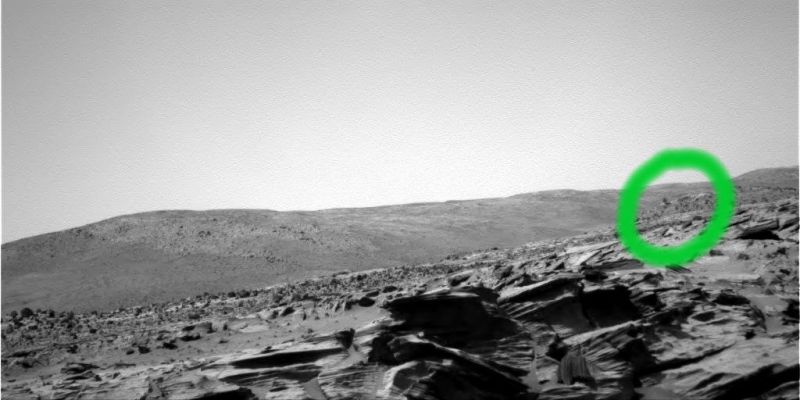 Smoke or tampering? - Sol 748
Cerchiatura Verde: un dettaglio individuato per puro caso, ma grazie ad una notevole acutezza visiva. Si tratta di uno "sbuffo" di fumo nero, di un corpo in movimento rapidissimo e ripreso per puro caso oppure siamo - ancora una volta... - davanti ad una manipolazione digitale?

Impossibile dirlo, ma una cosa è certa: c'è qualcosa di strano, in questo frame...

Caption originale:"Left NavCam Non-linearized Sub-frame EDR acquired on Sol 748 of Spirit's mission to Gusev Crater at approx. 11:25:56 MLT".
Parole chiave: Controversial frame - possible Anomaly