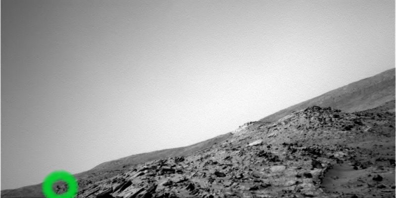 Smoke or tampering? - Sol 748
Frame immediatamente successivo a quello che ci mostrava il "fumo". 
L'Anomal�a c'� ancora e si vede. Bene.

Caption originale:"Left NavCam Non-linearized Sub-frame EDR acquired on Sol 748 of Spirit's mission to Gusev Crater at approx. 11:26:20 MLT".
