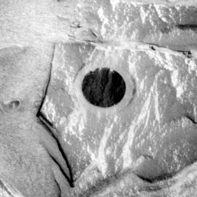 Same subject, different views (1) - Sol 761
Ne avevamo parlato in passato, ne abbiamo riparlato di recente, ma qualche Amico Lettore continua a chiederci che cosa intendiamo dire allorchè parliamo di "trasformazione del paesaggio a seguito del cambio di filtro/colore".
Un quesito legittimo: la materia non è semplice. E allora, per essere più chiari, eccoVi una coppia di frames che vale più di cento pagine di chiacchiere: lo stesso - piccolo - rilievo ripreso due volte dalla stessa camera - la Camera Panoramica o PanCam - usando due diversi filtri/colore (il 2 ed il 7) con meno di un minuto di tempo trascorso fra uno scatto e l'altro e con uno delta prospettico nullo (l'occhio della PanCam che ha effettuato le riprese è sempre il Sx ed il Rover non si è mosso fra le due riprese). 

Il risultato? Due rilievi radicalmente diversi.

Giudicate Voi adesso...

Caption originale:"Left PanCam Non-linearized Sub-frame EDR acquired on Sol 761 of Spirit's mission to Gusev Crater at approximately 12:45:42 MLT.
Camera commanded to use Filter 2 (753 nm)".
Parole chiave: Mars rocks, sand and debris