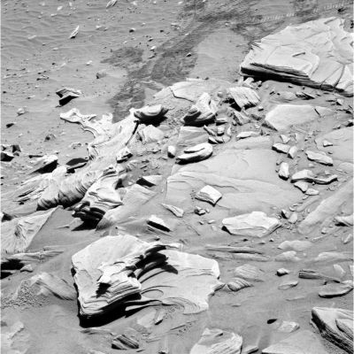 Stone Drawings - Sol 762
Sol 758 (Feb. 19, 2006): Spirit conducted targeted remote sensing and acquired 13-filter images of a target dubbed "Wilmington", as well as mosaics of the surrounding terrain, with the PanCam;
Sol 759: Spirit edged closer to a rock nicknamed "James 'Cool Papa' Bell";
Sol 760: Spirit acquired images of its work area with both Nav and PanCam's. The Rover also conducted atmospheric observations.
Sol 761: Spirit used the microscopic imager to acquire images of a rock target called "Stars". Then the Rover brushed that target with the RAT and examined it again with the MI after the brushing. 
Spirit then began checking the mineral composition of the "Stars" target with the Mössbauer spectrometer.
Sol 762 (Feb. 23): Spirit continued the Mössbauer study of "Stars". Following an overhead pass of the Odyssey orbiter, Spirit began an analysis of "Stars" with the APXrS. Scientists planned to have the Rover continue collecting scientific data over the weekend from another target, called "Crawfords".
Parole chiave: Martian Outcrops - Home Plate