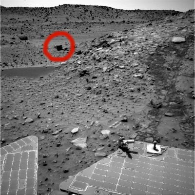 A very strange boulder... - Sol 765 (ctx frame)
Cerchiatura Rossa: un curiosissimo macigno che, da questo angolo visuale, sembra avere un forma cubica abbastanza regolare. 
Operando qualche ingrandimento dell'immagine (ma senza eccedere: la risoluzione è brutta e scarsa), il macigno pare avere i bordi "seghettati". 
Vedremo se la NASA ci saprà dire qualcosa di più su questo rilievo superficiale di "chiara origine vulcanica"...

A proposito: il "Boss" dei MER Spirit ed Opportunity (Steve Squyres), ammette candidamente di non avere ancora un'idea su "che cosa" sìano effettivamente una marea di rilievi superficiali che abbiamo visto e tentato di indagare sino ad ora. Beh, se lo dice lui...C'è da credergli, ma allora perchè gli altri membri del MER Science Team continuano a parlare ed a manifestare chiarezze che anche il Mars Principal Investigator NON ha?!?...
Parole chiave: Mars rocks, sand and debris - Boulder Field