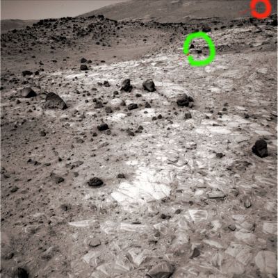 Check the "Letter R"! - Sol 768
Ringraziamo pubblicamente il nostro Amico Massimo Granzo il quale, in questa circostanza, si è davvero superato.
Il frame è relativo al Sol 768 e, come potete notare, esso è stato reso leggermente più scuro, così da evidenziare meglio l'incredibile Anomalìa che il Sig. Granzo stesso ha intitolato "Lettera R" (comunque - e questo lo diciamo agli Amici che, a buon diritto, "dubitano" sempre - l'Anomalìa in questione si vede anche senza toccare il colore originale del frame).

Freccia + Cerchiatura Verde: un macigno a forma di parallelepipedo (è una forma curiosa, ma ricorrente nei Panorami Marziani);

Freccia + Cerchiatura Rossa: effettivamente si legge una lettera "R" la quale non sembra proprio il prodotto di ombre, penombre, photoartifact e/o chissà cosa. Ciò che si vede è, decisamente ed inequivocabilmente, la lettera "R". Il Sig. Granzo dice che potrebbe trattarsi di una sigla lasciata per indicare l'Operatore NASA che ha "trattato" il frame. 
E così può essere, certamente. 
Noi, dal canto nostro, non ci sentiamo in condizione di poter dire nulla di più di quanto non abbia già fatto il Sig. Granzo, se non che - in questo caso specifico - abbiamo la "sensazione" che i nostri Amici di Pasadena l'abbiano combinata davvero grossa...
Parole chiave: Mars Rocks, Sand and Debris - Extremely Controversial Frame