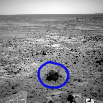 The "cube" - Sol 773
Ed ecco in una ripresa "dall'alto" la roccia cubica (effettivamente cubica!) che era stata individuata dal caro Dr Barca. Di che cosa si può trattare? Con ogni probabilità di un granito (o di un basalto); comunque di una roccia ignea. Da dove viene questa roccia? In accordo alla NASA, tutta l'area di Gusev è un'area vulcanica e quindi la roccia in oggetto dovrebbe e potrebbe essere "indigena" della Regione...

O no?!?
Parole chiave: Mars Rocks, Sand and Debris - Anomalous Surface Feature