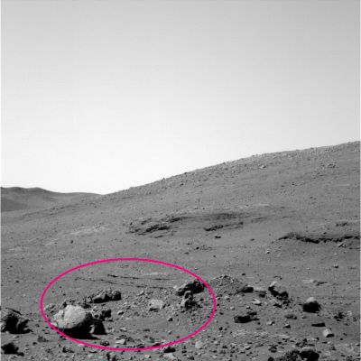 The "Totem", on Sol 776
Altri frames relativi al "Totem" ed ai suoi dintorni, abilmente selezionati dal Dr Barca. In questo frame (come in un successivo, relativo al Sol 777), ci sembra di vedere che le rocce presenti nei pressi del Totem si trovino in posizioni incompatibili rispetto alle posizioni da esse (?) occupate nei Soles successivi (dal 777 all'825 e ss). 

Vizio di prospettiva o incongruenze reali? 
Gli elementi li avete e le immagini, anche se sembra assurdo dirlo, "sono chiare": ora giudicate Voi stessi...
Parole chiave: Martian Surface - Controversial