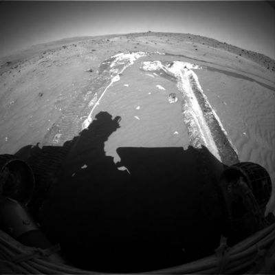 Underground salt&carbonate deposits? (1) - Sol 787
Una nuovissima serie di frames che, oltre a dimostrare l'esistenza di un qualche problema reale con una (o più di una?) delle ruote di Spirit, ci mostra anche l'incredibile lucentezza del terreno che giace poco al di sotto delle polveri rosse ed arancioni che coprono la Regione di Gusev Crater.
Di che cosa si tratta? Forse di "sale", come la NASA ipotizza da un pò? Può darsi. Una sola cosa è certa: di qualsiasi minerale si tratti, la sua dislocazione - al di sotto della superficie - non sembra essere nè costante, nè regolare, ma articolata in "depositi".

Che cosa stiamo guardando? Forse residui di acqua fortemente salata che giace poco al di sotto del Datum (Altitudine Zero) di Marte e che, magari saltuariamente, affiora? C'é "acqua" sotto la Superficie di Marte? Salata? Dolce? Riteniamo salata. Ma "corrente", almeno in alcuni periodi dell'Anno Marziano. Ed ospiterebbe, se ci fossero, "Forme Vitali Indigene"? Forse si. O forse le ha ospitate. Forse le ospita ancora oggi. Forse Marte é realmente pieno di acqua (salata o non conta poco, non abbiamo dati) e basterebbe "scavare" un pò per trovarla. E forse per trovare anche tante altre "cose"...
Parole chiave: Martian Surface - possible salt and carbonate underground deposits