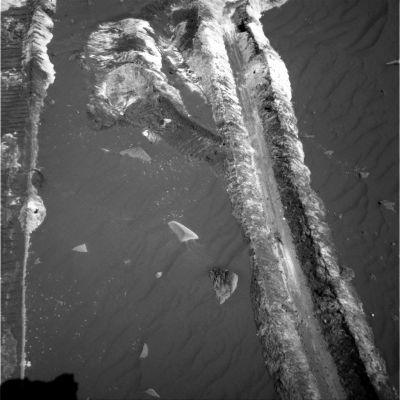 Underground salt&carbonate deposits? (4) - Sol 787
Un frame davvero splendido che ci mostra NON solo l'incredibile quantità di polveri luccicanti (sali, solfati e carbonati vari?) che si nasconde solo pochi centimetri al di sotto della superficie, ma anche la straordinaria facilità con cui Spirit "scava" queste enormi - a dir poco... - trincee.
Ciò premesso, al di là del "che cosa sia" il materiale portato alla luce, non possiamo non sottolineare, ancora una volta, che un suolo realmente ghiacciato quale dovrebbe essere - NASA dixit! - quello di Marte, non si lascerebbe intaccare e scavare così facilmente e profondamente, non credete? Per cui: qual'è la REALE TEMPERATURA SUPERFICIALE di Marte?

Caption originale:"Left NavCam Non-linearized Full frame EDR acquired on Sol 787 of Spirit's mission to Gusev Crater at approximately 12:50:12 MLT".
Parole chiave: Martian Surface - possible salt and carbonate underground deposits