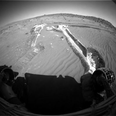 Salty trench - Sol 788
Un'immagine eloquente: poco al di sotto della superficie (riteniamo) rosso-arancione di questa zona di Gusev Crater, una sorta di polvere bianca e luccicante - micro-cristalli? - emerge in grandi depositi: la NASA dice che si tratta di "sale e solfati". Forse.
Parole chiave: Martian Surface - possible salt and sulphate underground deposits